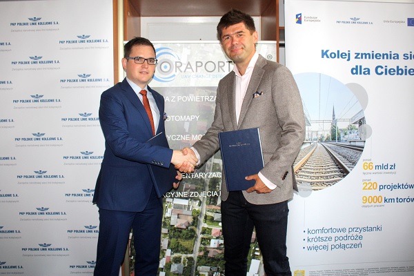 W dniu 25 lipca 2018 r. firma Fotoraporty Sp. z o.o. podpisała umowę z PKP Polskie Linie Kolejowe S.A. na realizację zamówienia pt. "Usługa monitorowania wybranych inwestycji kolejowych za pośrednictwem Bezzałogowych Statków Powietrznych (BSP)" (fot. plk-sa.pl)