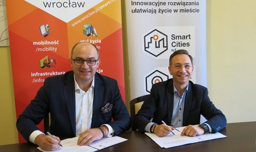 Od prawej: Maciej Bluj, wiceprezydent Wrocławia i i Sebastian Grabowski, dyrektor IoT i Zaawansowanych Technologii w Orange Polska (fot. UM Wrocławia)