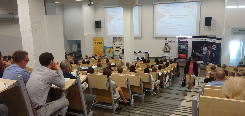Geodety Województwa Dolnośląskiego Robert Pajkert otwiera konferencję