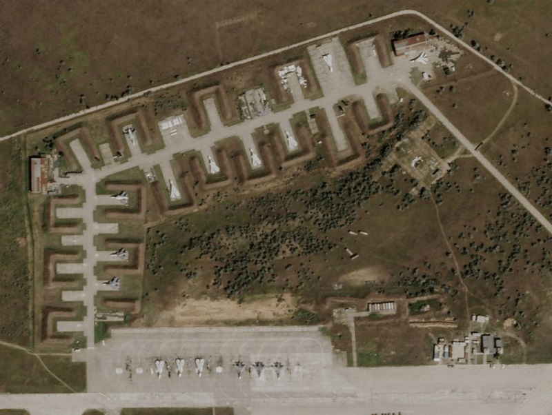 Zdjęcie satelitarne bazy lotniczej na Krymie z 9 sierpnia przed eksplozjami (fot. Planet Labs)