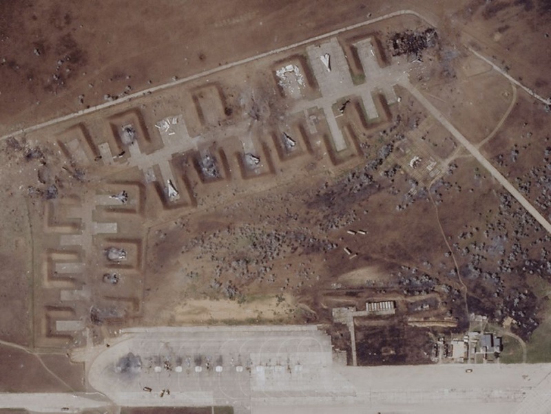 Zdjęcie satelitarne bazy lotniczej na Krymie po eksplozjach (10 sierpnia) (fot. Planet Labs)