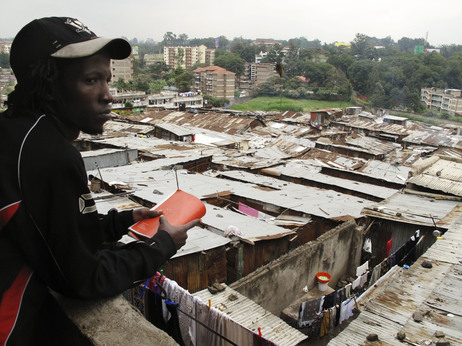Isaac Matisya w slumsach Mathare